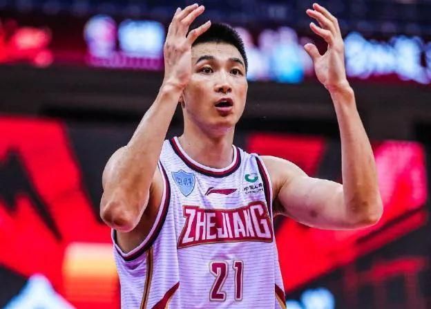 目前阿劳霍与巴萨的合同到2026年到期，违约金10亿欧元。